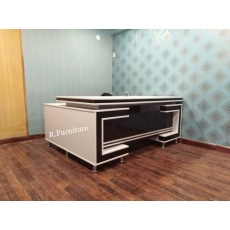 Executive office table 3/6 feet.